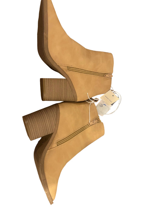 Universal Thread Women's Whitney Zipper Heeled Boots - 7