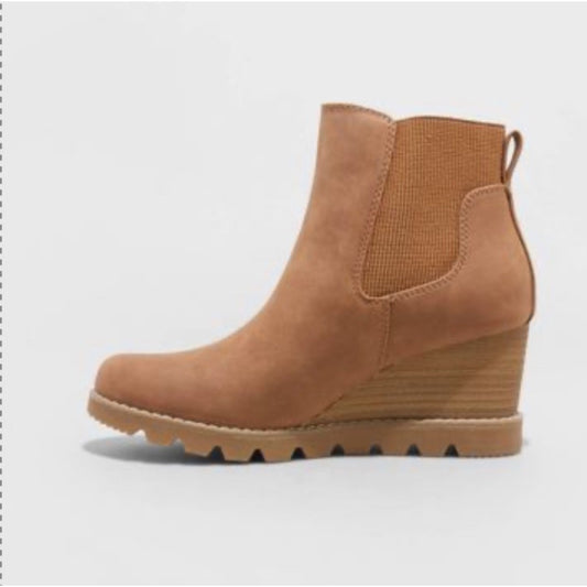 Women’s Linda Wedge Chelsea Boot Universal Thread - SIZE 8.5