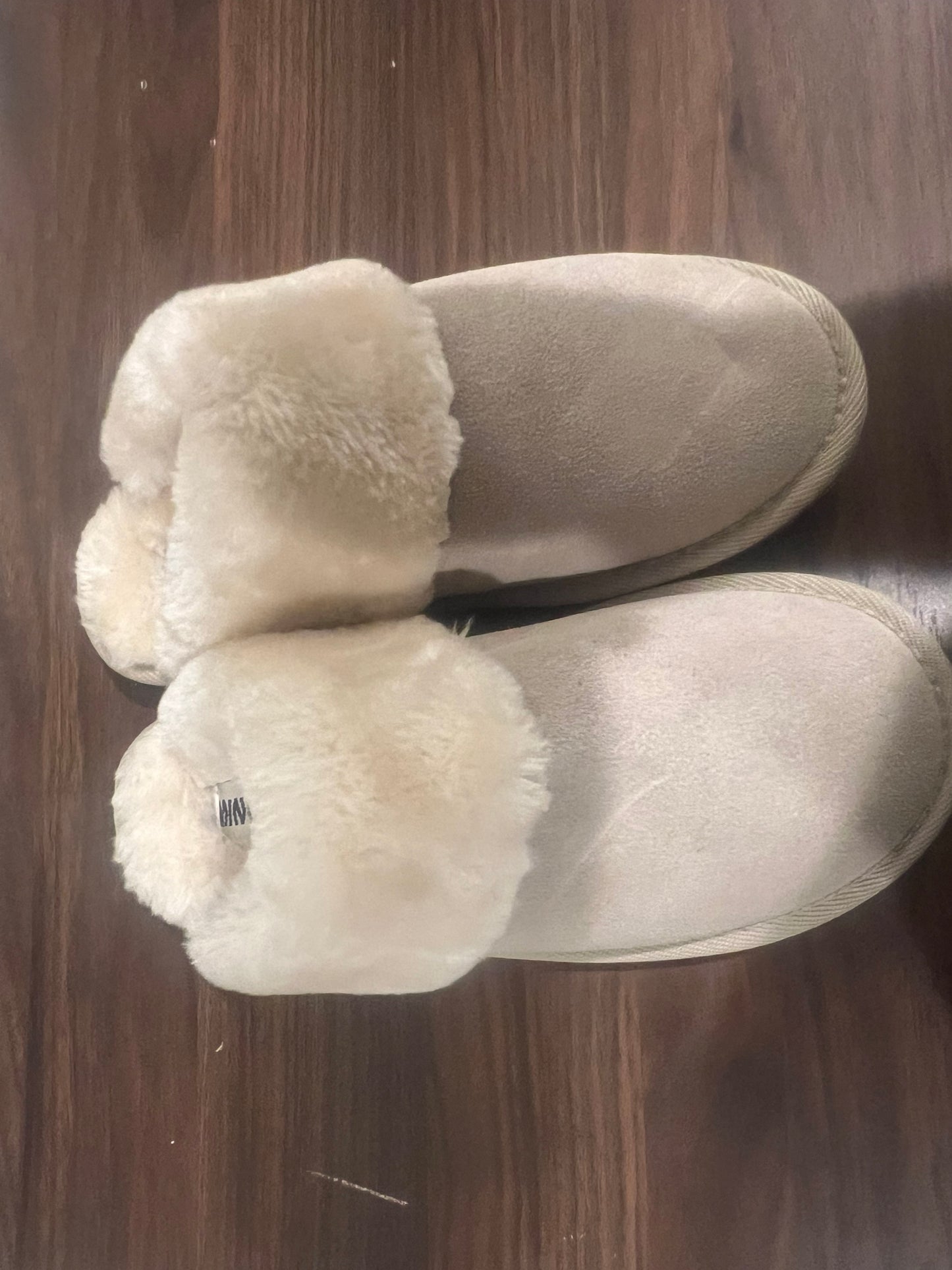 Minnetonka Sheepskin Women's slipper- 6M