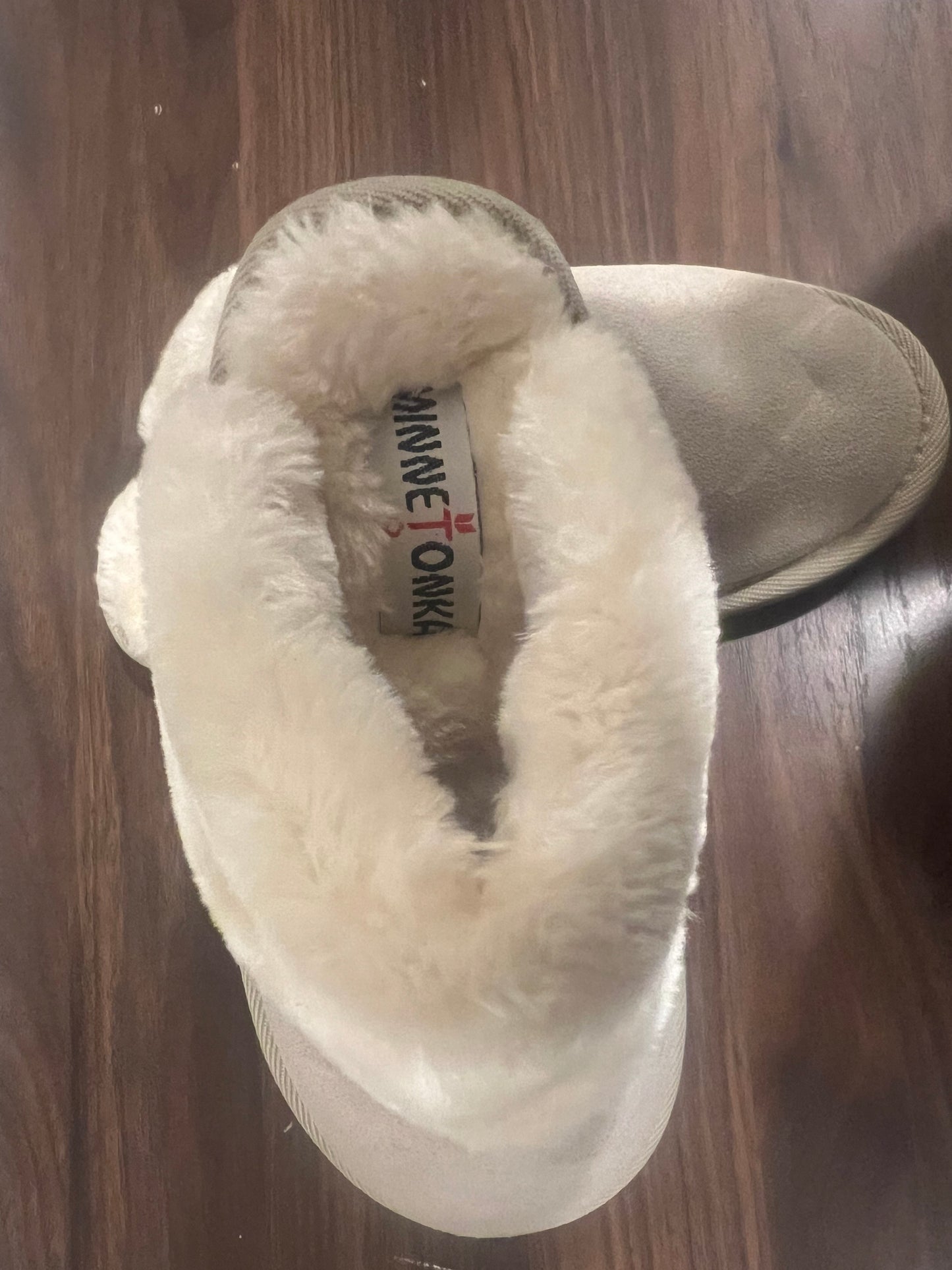 Minnetonka Sheepskin Women's slipper- 6M