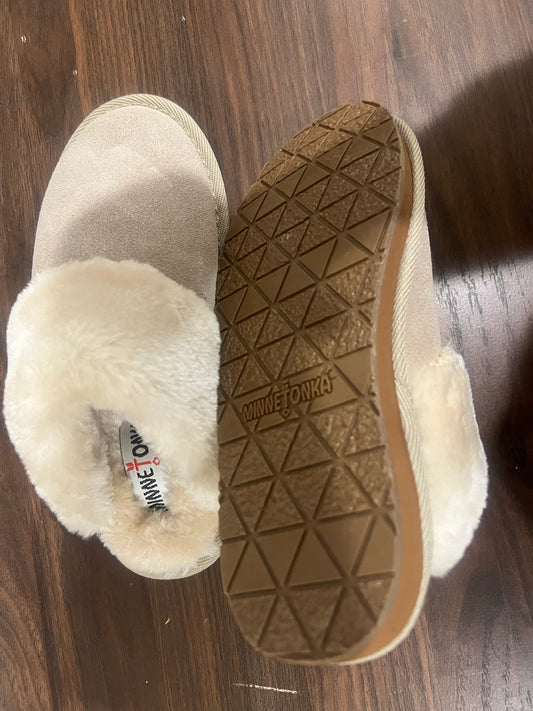 Minnetonka Sheepskin Women's slipper- 6M