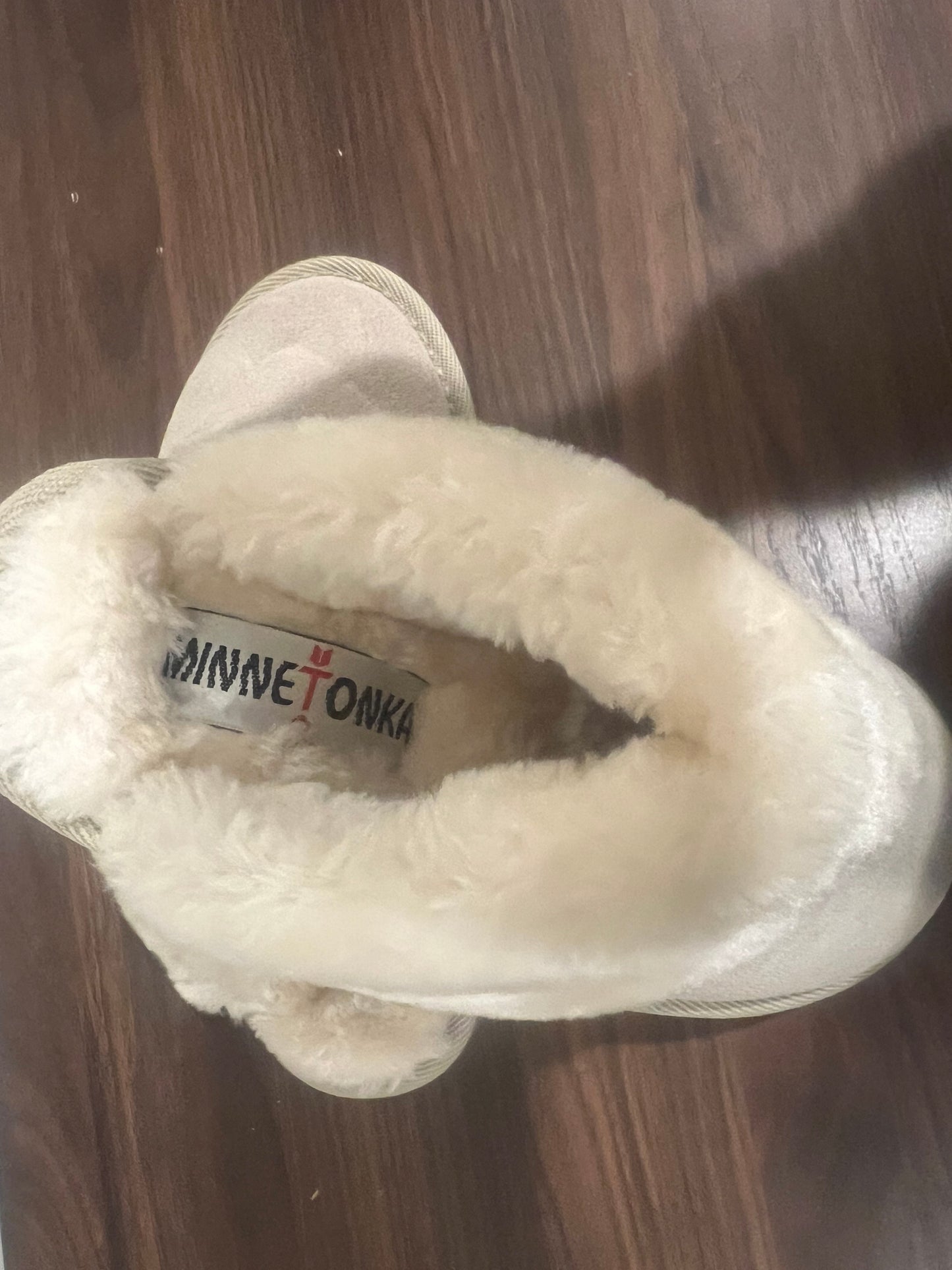 Minnetonka Sheepskin Women's slipper- 6M