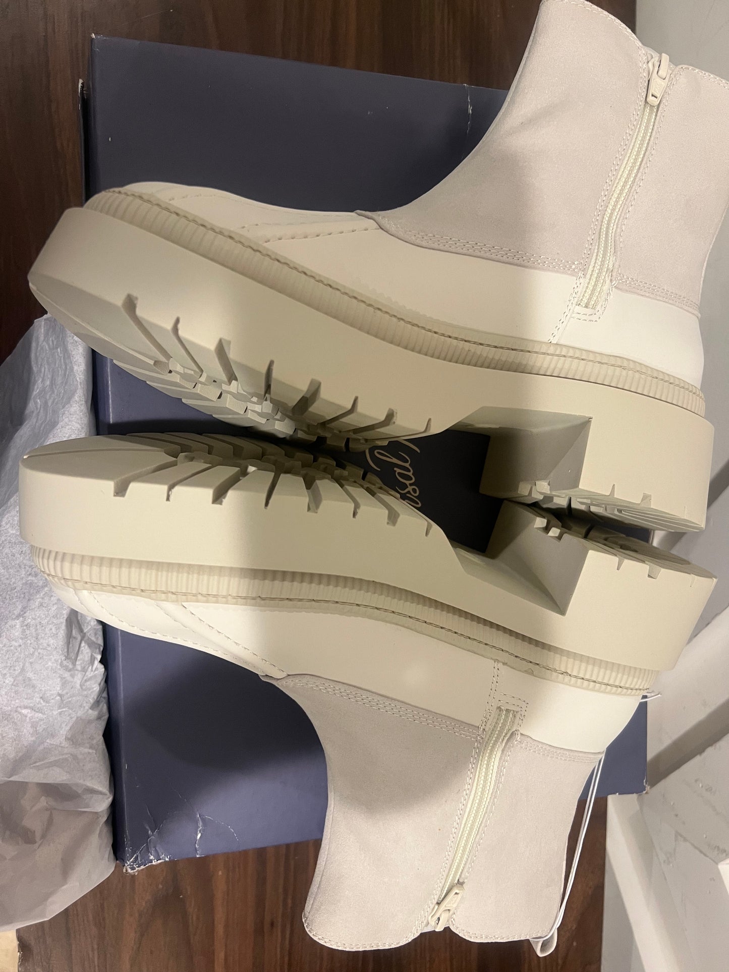 Universal Thread Women's Off White Ella Chelsea Boots