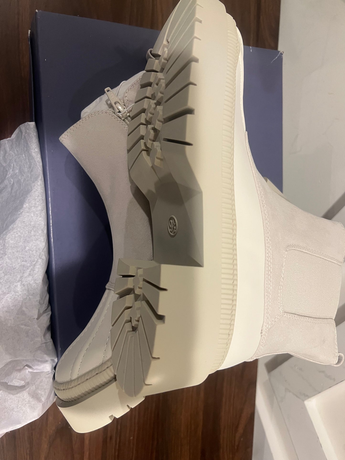 Universal Thread Women's Off White Ella Chelsea Boots