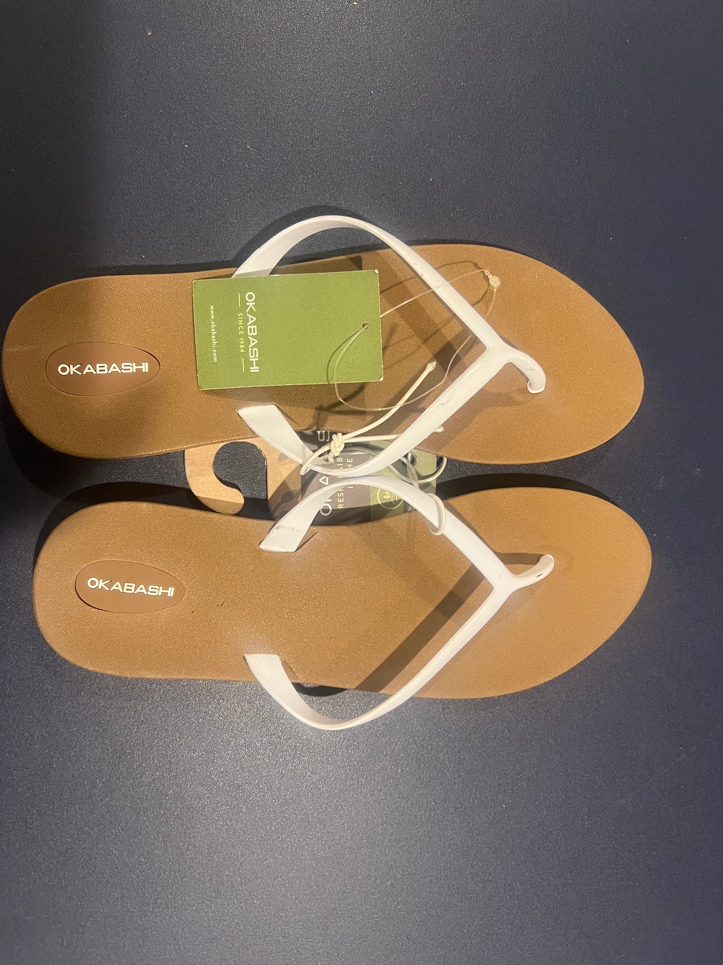 Okabashi Shoreline Slim Women's Flip Flops - Toffee & White | Size 10