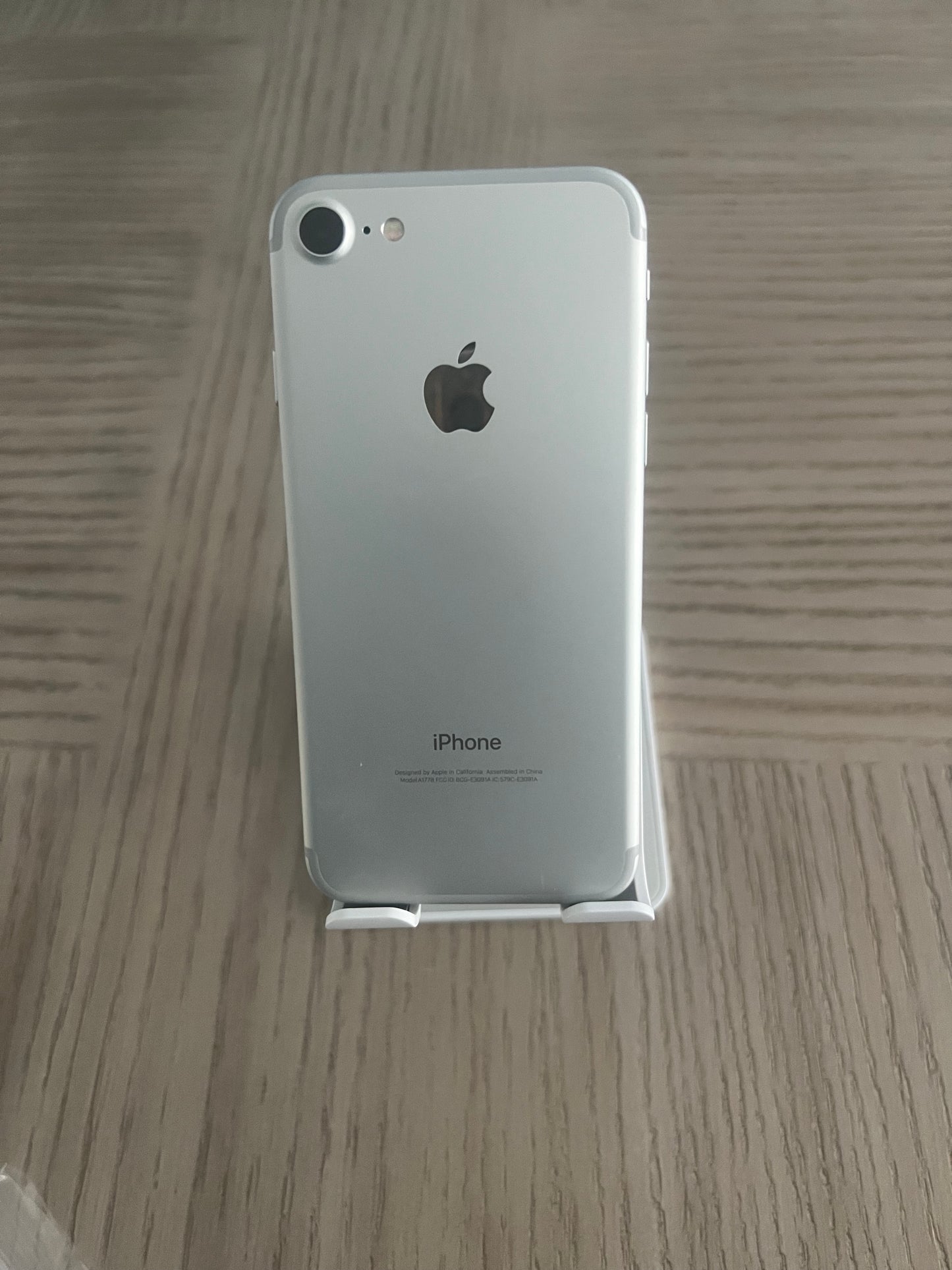 Apple iPhone 7 32GB Silver Unlocked Grade A+- Excellent Condition Handset only